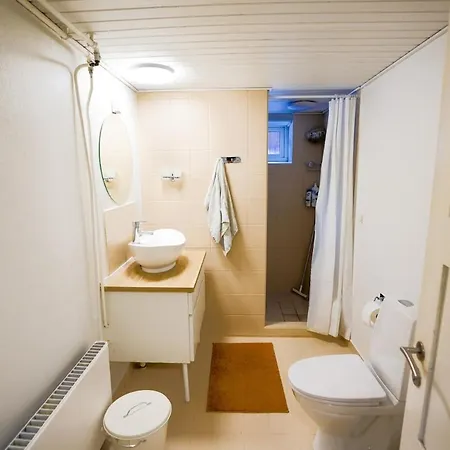 Basement House For 4people With Full Kitchen & Free Parking