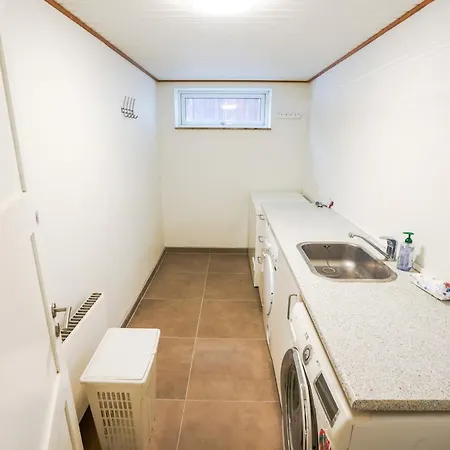 Apartment Basement House For 4people With Full Kitchen & Free Parking *