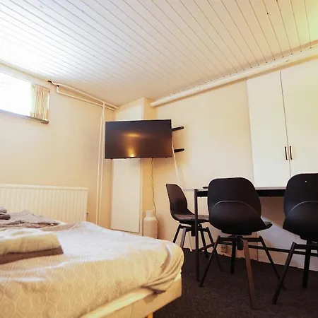 Leilighet Basement House For 4people With Full Kitchen & Free Parking