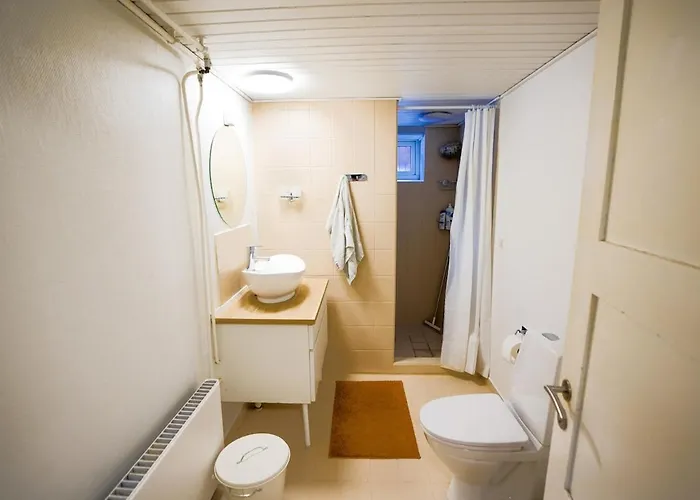 Basement House For 4people With Full Kitchen & Free Parking