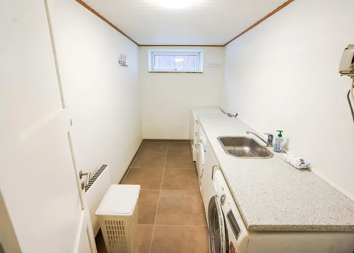 Appartement Basement House For 4people With Full Kitchen & Free Parking *