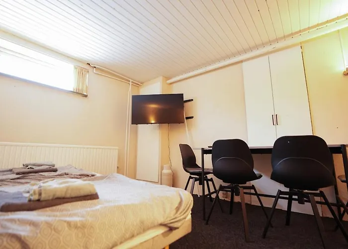 Appartement Basement House For 4people With Full Kitchen & Free Parking