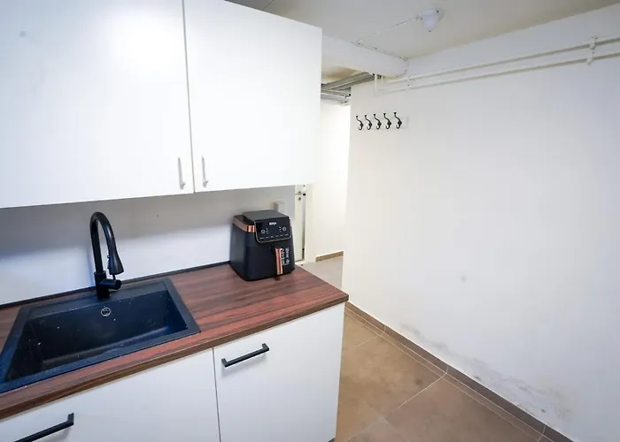 Basement House For 4people With Full Kitchen & Free Parking Appartement Odense